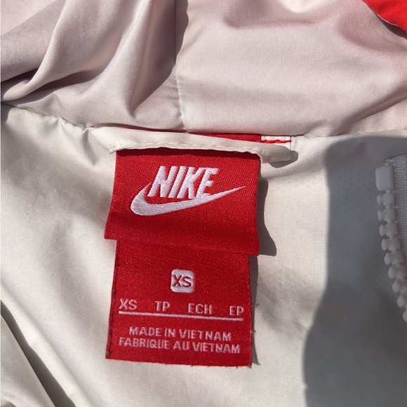 Womens Nike Windbreaker - Picture 3 of 3